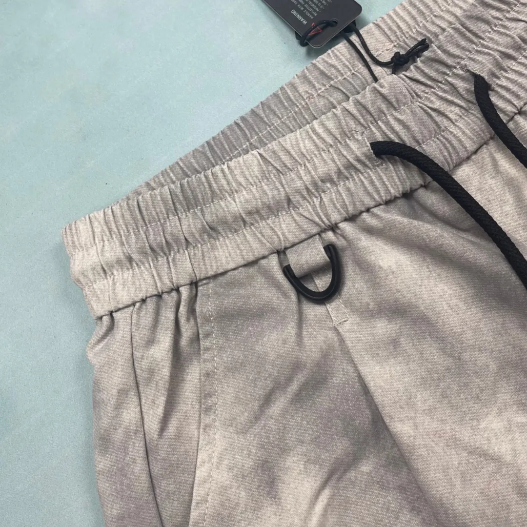 🅿️280 🔘Model number-BS701 🔘Stone Island𝐒𝐓𝐎𝐍𝐄 𝐈𝐒𝐋𝐀𝐍𝐃 25SS multi-pocket functional workwear shorts* The craftsmanship is particularly exquisite, and the original double-washing process not only makes the fabric texture more outstanding, but also adds a retro charm. The double tag design highlights the high-end and sophistication of the brand. In terms of design, these shorts are in the trendy workwear style. The drawstring design at the waist makes it easy to adjust the tightness and makes it comfortable to wear. Multiple three-dimensional large pockets are practical and stylish. The zippers on the pockets are full of details, which can be opened smoothly and prevent items from falling. The iconic compass logo, with its eye-catching and unique yellow-green color scheme, immediately raises the bar and makes it highly recognizable. The color choices are also very rich, the classic black is versatile and slimming; and the personalized gray is full of modernity. The matching suggestions are as follows: Casual street style: Pair the upper body with a simple white T-shirt, and then pair it with a pair of black and white sports shoes, such as Nike's Air Force 1, which is simple and fashionable, and has a high rate of turning heads when out on the street. Outdoor functional style: wear a black quick-drying short-sleeved shirt inside, and a windproof jacket outside, such as a jacket from the North. Paired with these shorts and a pair of outdoor hiking shoes, it is very suitable for outdoor adventures and hiking. Sports and energetic style: Wear a loose sports vest on top, pair it with shorts and a pair of sports running shoes, go to the gym or play basketball, you will be full of energy and can move freely.  Size: M L XL XXL Color: Black Gray